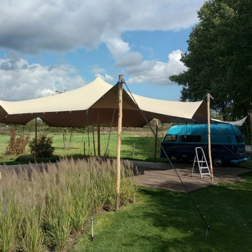 Stretchtent in tuin met camper