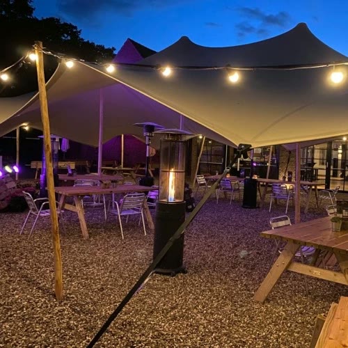Stretchtent met verlichting bij avond