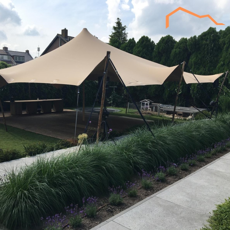 Stretchtent in tuin met lavendel